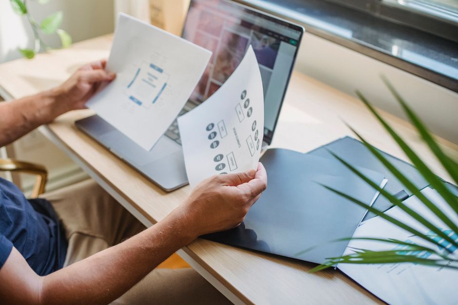 Designer improving landing pages for Google Ads traffic