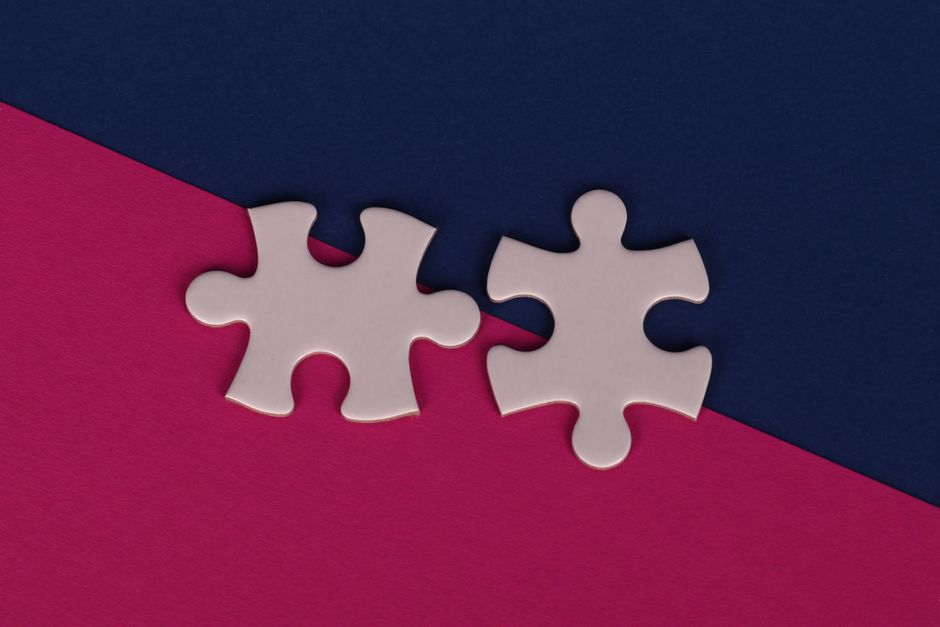Two puzzle pieces representing SEO and Google Ads working together