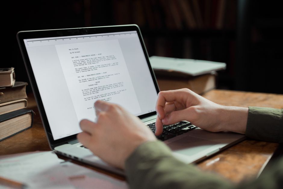 Writing clear answer-first web content on a laptop