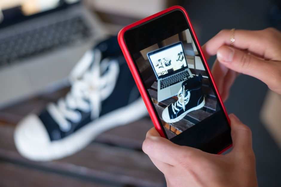 A shopper buying a product on a smartphone, the everyday reality of social commerce in 2026
