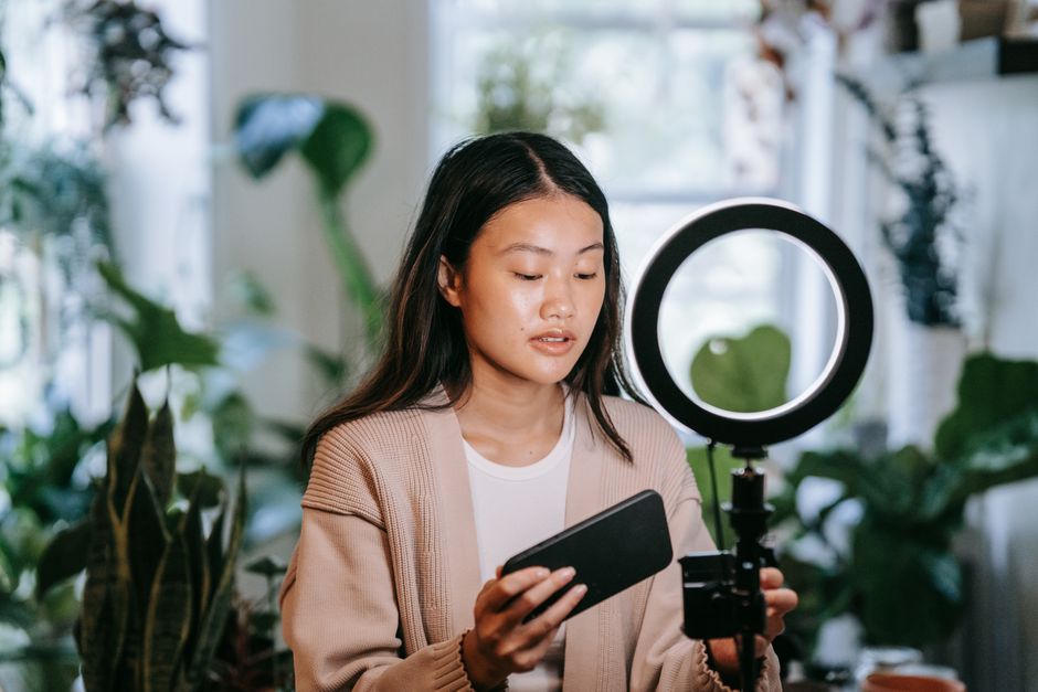 Simple smartphone filming setup with a ring light and microphone