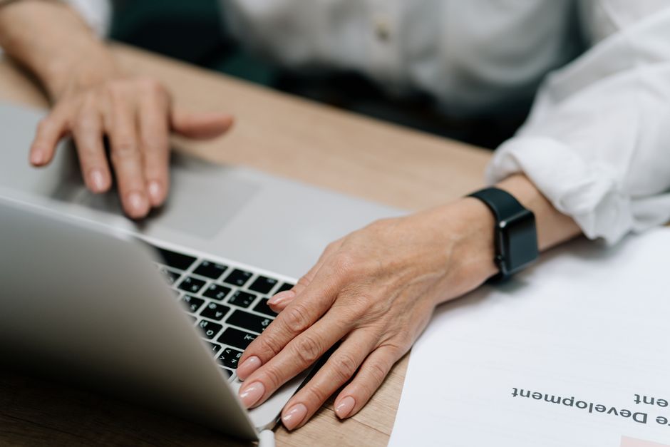 Visitor responding to a cookie consent banner on a website